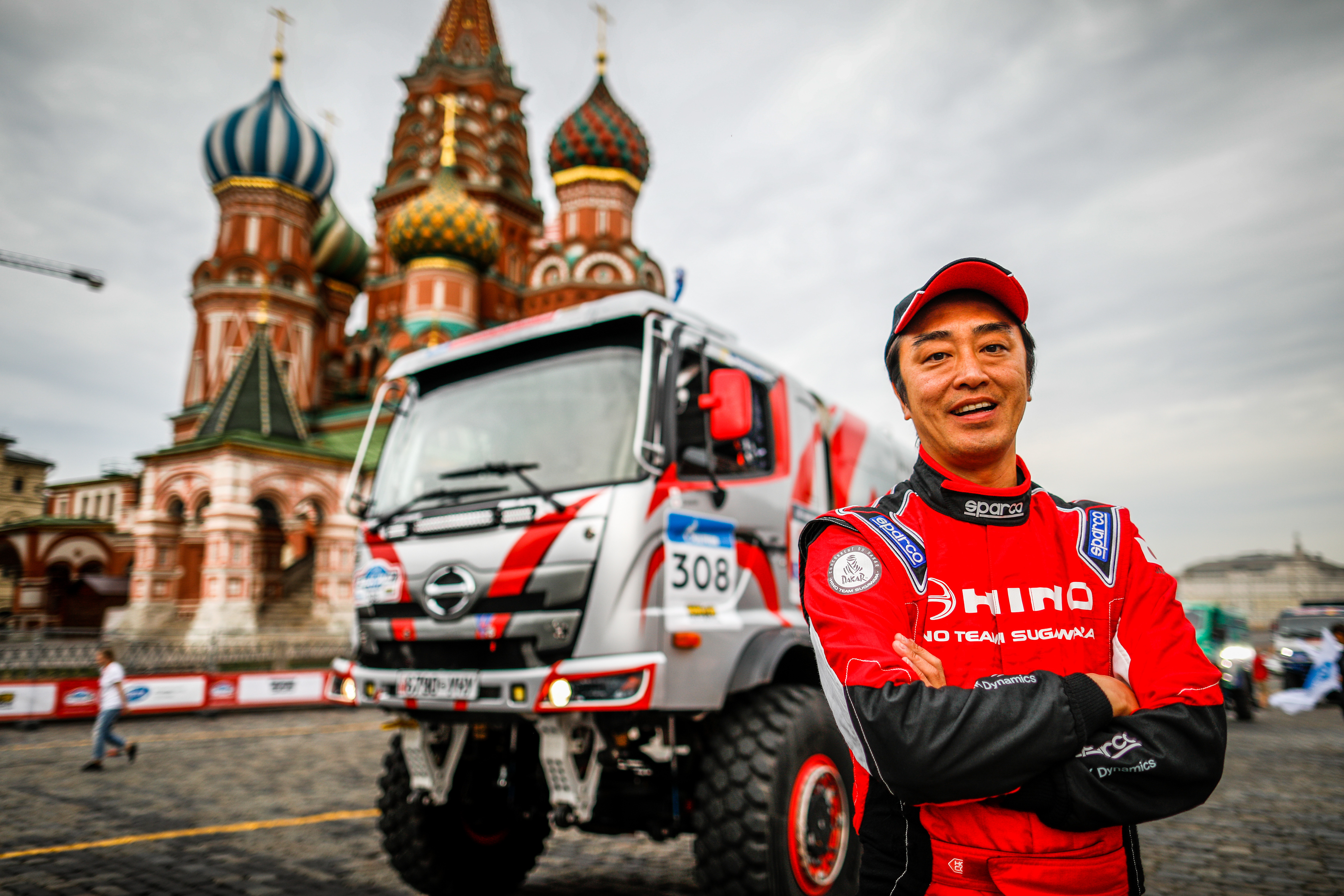 Путь 2018. Hino Rally Silk way. Ведущий в очках шелковый путь.